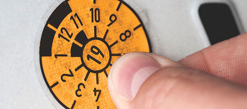 Hauptuntersuchung HU-Plakette am Kfz-Kennzeichen bei KÜS Nagold