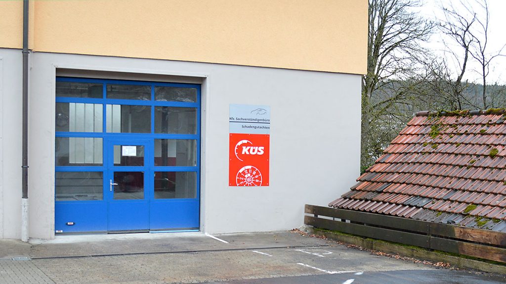 Einfahrt zur KÜS Kfz-Prüfstelle Nagold in der Altensteiger Straße