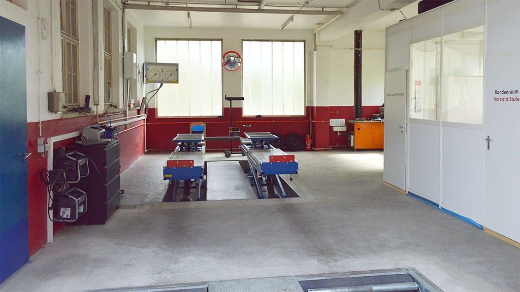 Innenansicht der KÜS Kfz-Prüfstelle in Nagold mit Prüfhalle