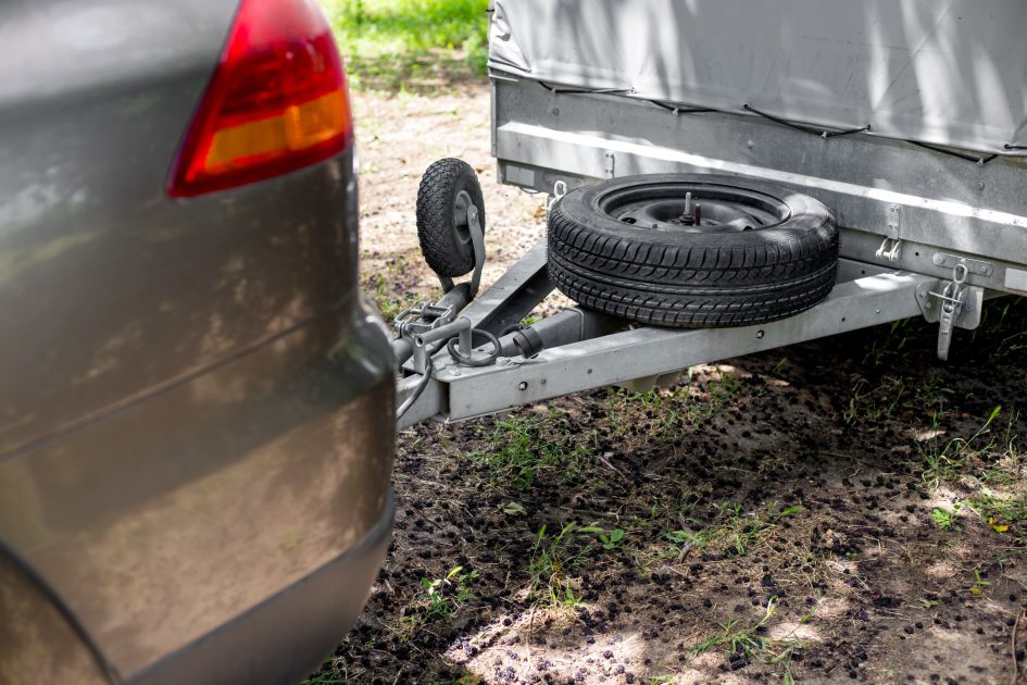 Auto mit Anhänger – technische Voraussetzung für Tempo-100-Plakette gemäß StVO