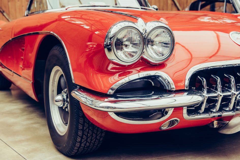 Frontansicht eines roten Oldtimers – Beispiel für Oldtimergutachten bei der KÜS-Prüfstelle Nagold