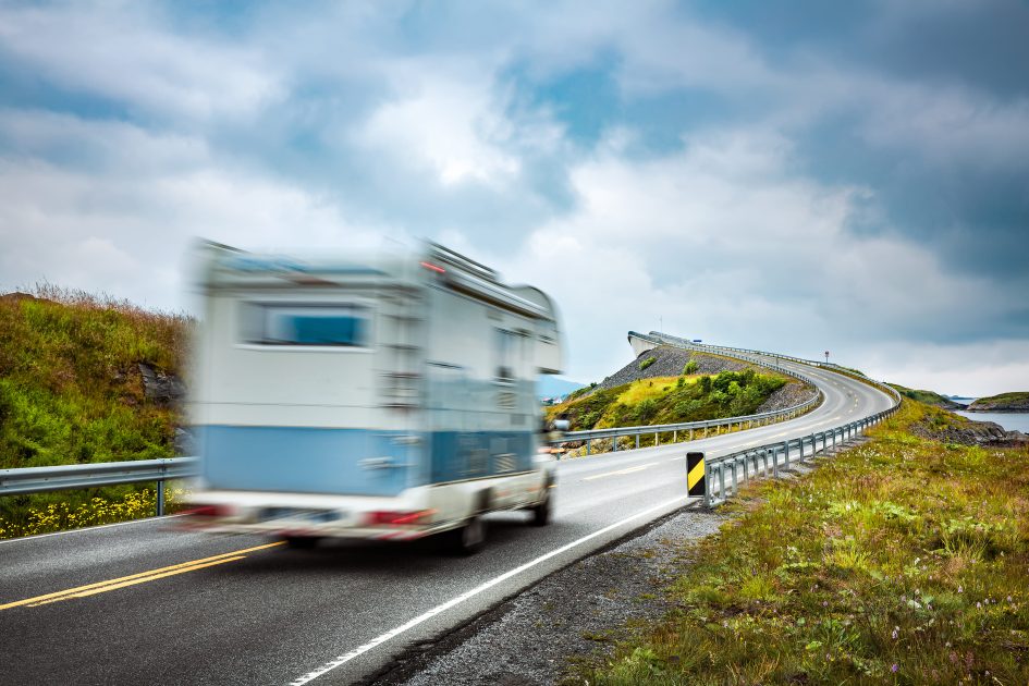 Wohnmobil auf Landstraße – unterwegs mit geprüfter Gasanlage gemäß DVGW G 607